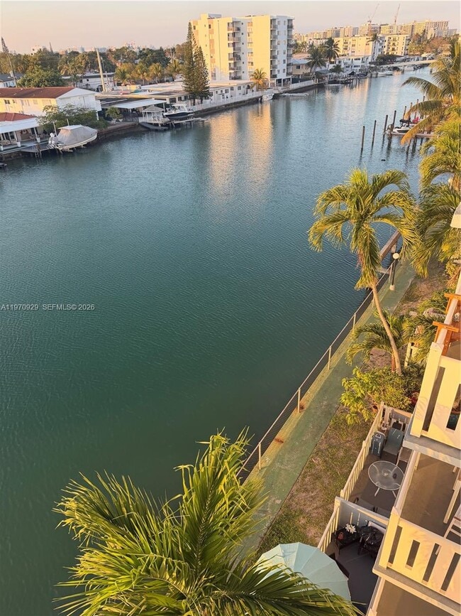 7900 Tatum Waterway Dr in Miami, FL - Building Photo - Building Photo