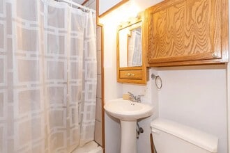 2303 Olive St, Unit 2 in Cedar Falls, IA - Foto de edificio - Building Photo