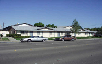 Tracy Sunrise Apartments in Tracy, CA - Building Photo - Building Photo