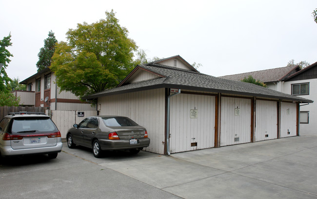 909 Joanne Ct in Rohnert Park, CA - Building Photo - Building Photo