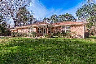 1022 Landing Way in Trinity, TX - Building Photo