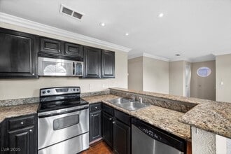 4050 Pacific Harbors Dr in Las Vegas, NV - Foto de edificio - Building Photo