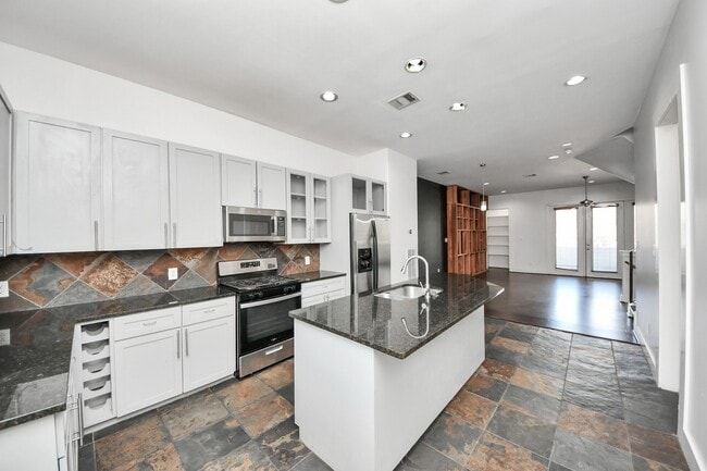 property at 2911 Chartres St