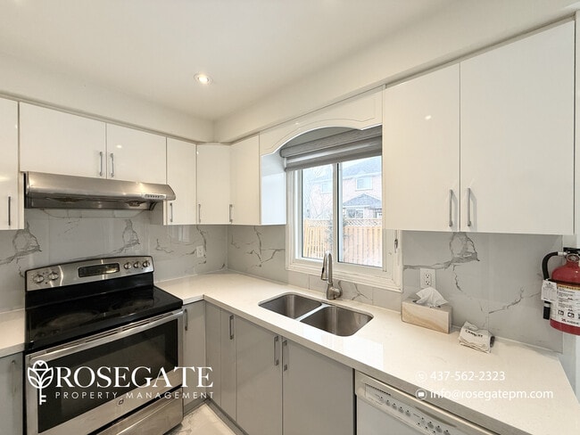 22 Stanwell Dr in Brampton, ON - Building Photo - Building Photo