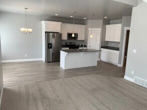 4309 W Quiet Shade Dr in Herriman, UT - Building Photo - Building Photo