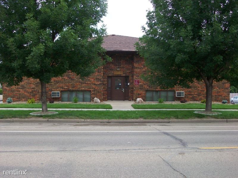 2208 E Divide Ave in Bismarck, ND - Building Photo