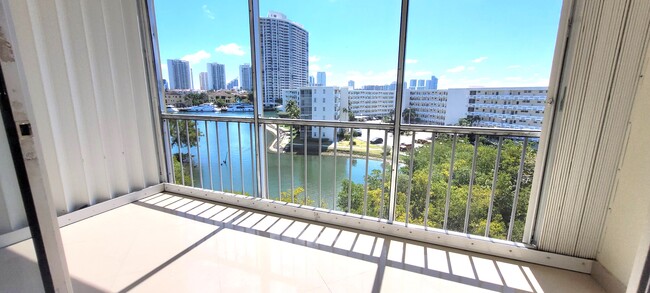 2930 Point East Dr, Unit E 611 in Aventura, FL - Building Photo - Building Photo