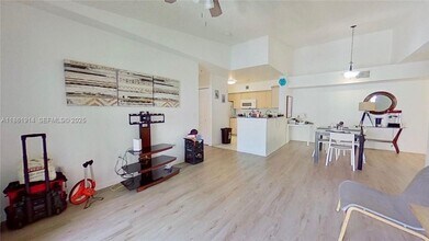 2451 Centergate Dr in Miramar, FL - Foto de edificio - Building Photo