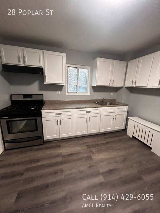 28 Poplar St in Yonkers, NY - Building Photo