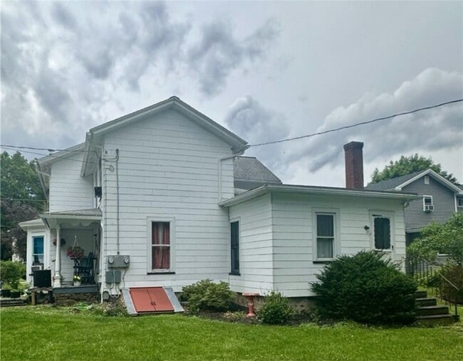 39 S Lake Ave in Bergen, NY - Foto de edificio - Building Photo