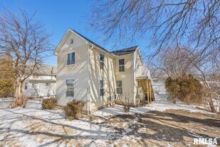 504 N 4th St in Dunlap, IL - Building Photo