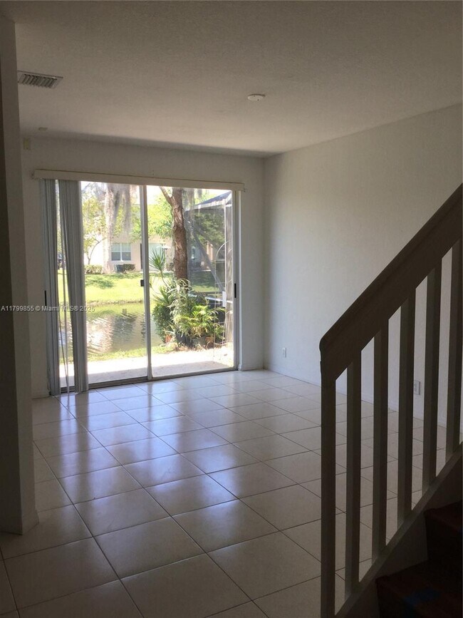 3881 NW 91st Terrace in Sunrise, FL - Foto de edificio - Building Photo
