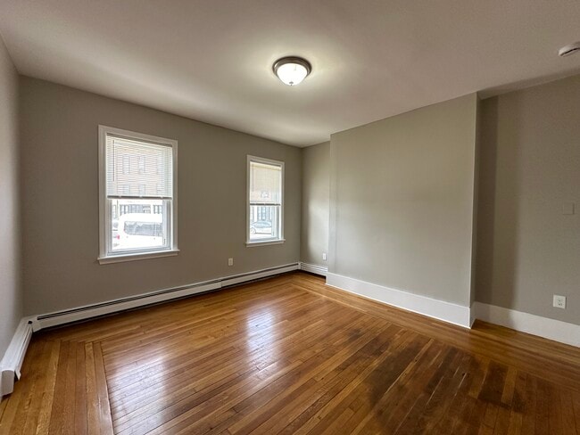 73 Division St, Unit 1 in Chelsea, MA - Foto de edificio - Building Photo