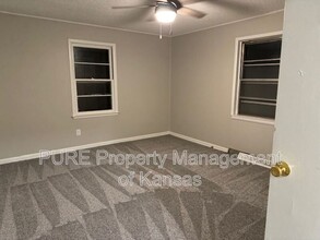 2416 SW 25th Dr in Topeka, KS - Building Photo - Building Photo