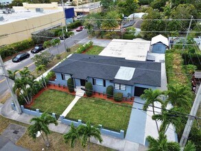 650 SW 48th Ave in Coral Gables, FL - Foto de edificio - Building Photo