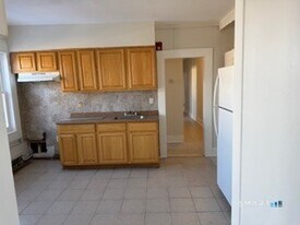 36 Truman St in New London, CT - Building Photo