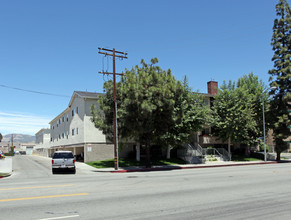 21529 Saticoy St in Canoga Park, CA - Building Photo - Building Photo