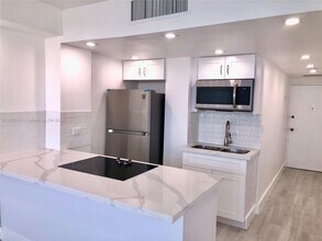 905 Brickell Bay Dr in Miami, FL - Building Photo - Building Photo