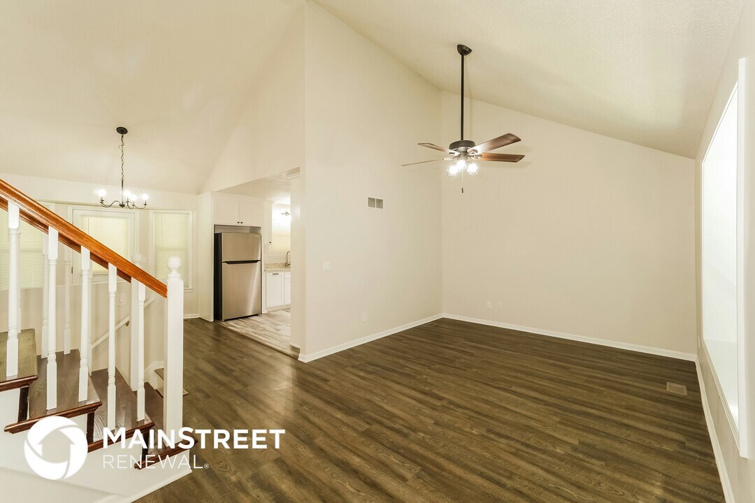 1704 W Pelham Path in Raymore, MO - Foto de edificio