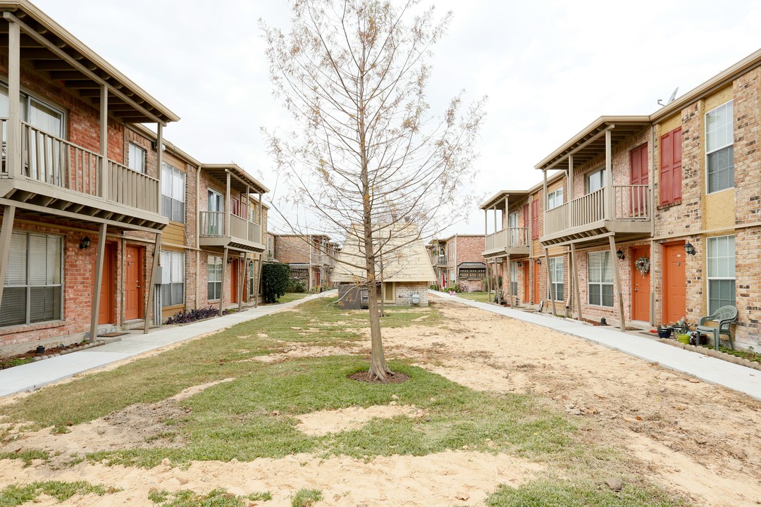 Alta Vista Townhomes in Pasadena, TX - Building Photo