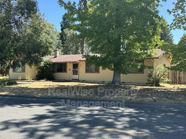property at 615 SW Westholm Ave