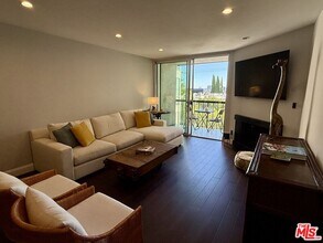 8530 Holloway Dr in West Hollywood, CA - Building Photo - Building Photo