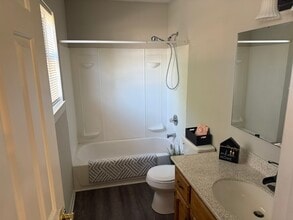 800 Mountain View Ct, Unit B in Greer, SC - Building Photo - Building Photo
