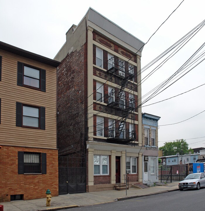 24 Madison St in Newark, NJ - Building Photo