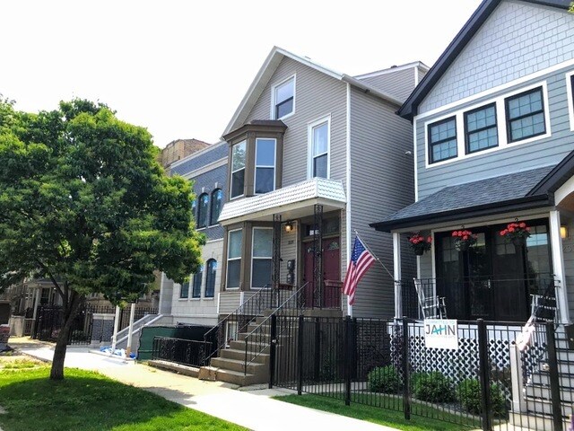 2335 W Barry Ave-Unit -3 in Chicago, IL - Building Photo