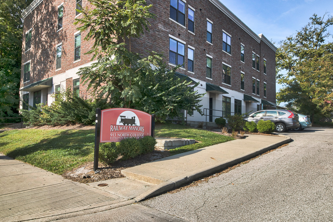 Railway Manor in Bloomington, IN - Foto de edificio