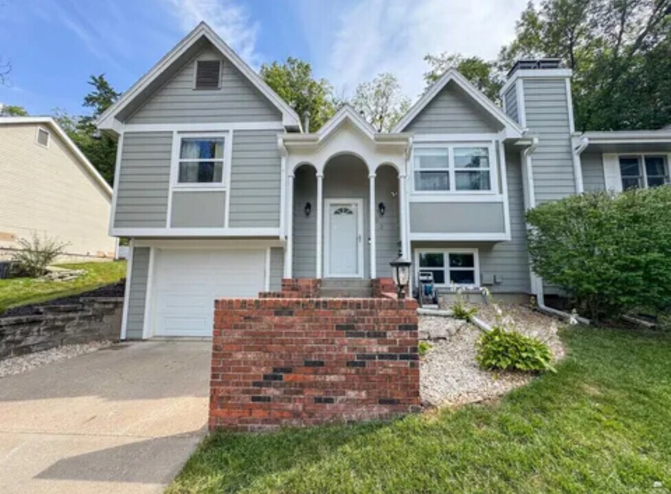 902 Connecticut Ave in Manhattan, KS - Foto de edificio