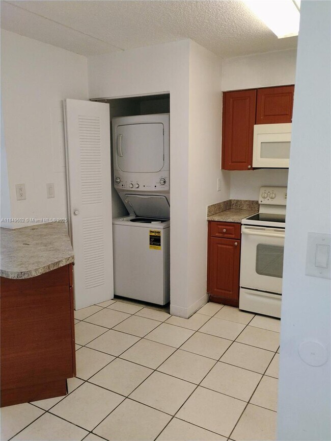 6045 NW 186th St in Miami Gardens, FL - Building Photo - Building Photo