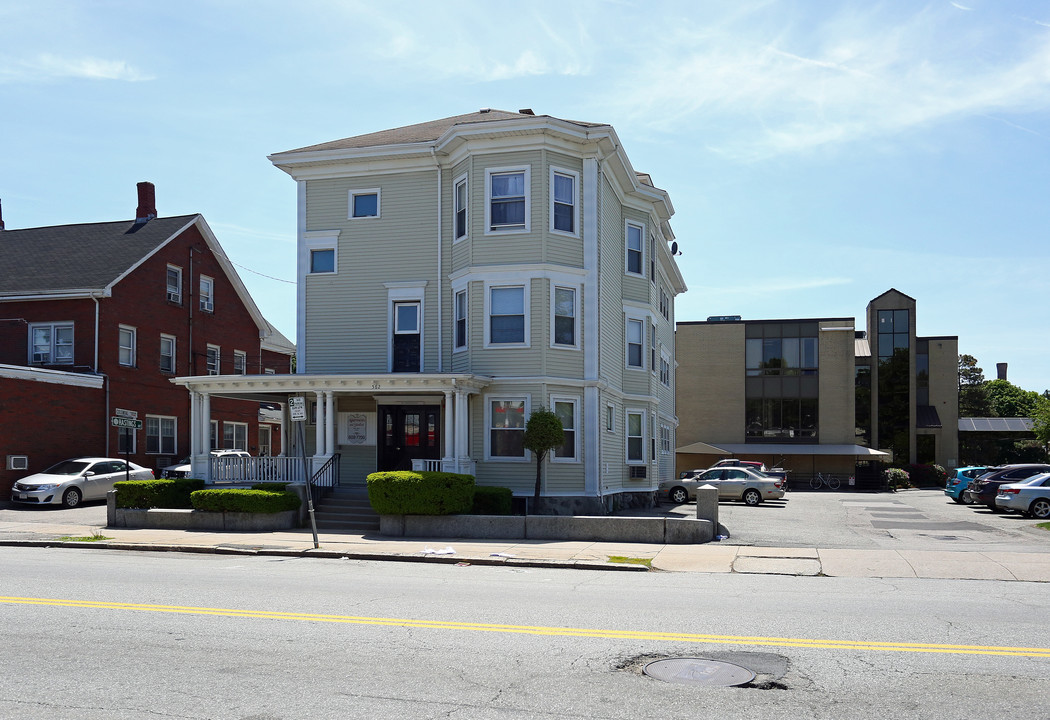 562 Main St in Waltham, MA - Foto de edificio