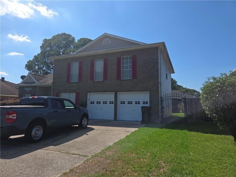1701 Rivertree Ct in New Orleans, LA - Building Photo