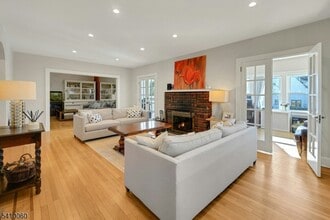 142 N Passaic Ave in Chatham, NJ - Building Photo - Building Photo