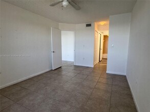 2831 N Oakland Forest Dr, Unit 104 in Oakland Park, FL - Building Photo - Building Photo