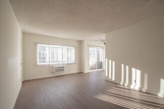 10843 Kling St, Unit 05 in Los Angeles, CA - Foto de edificio - Building Photo