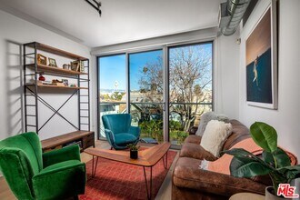 710 N El Centro Ave in Los Angeles, CA - Building Photo - Building Photo