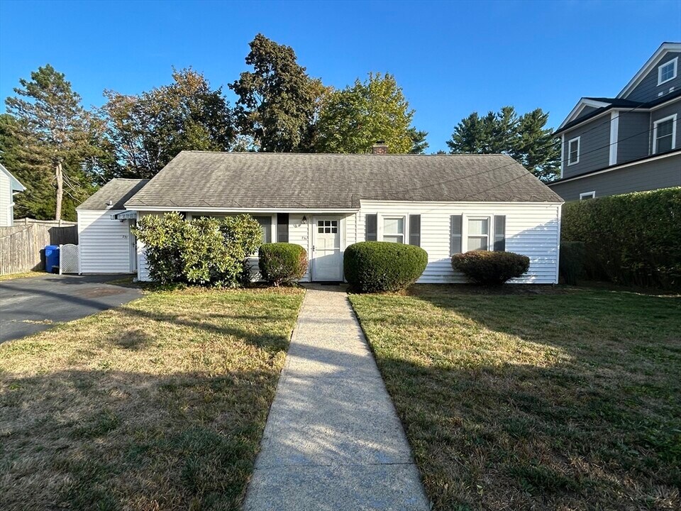 231 Spiers Rd in Newton, MA - Building Photo