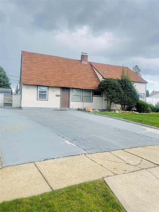 11 Jester Ln in Levittown, NY - Building Photo