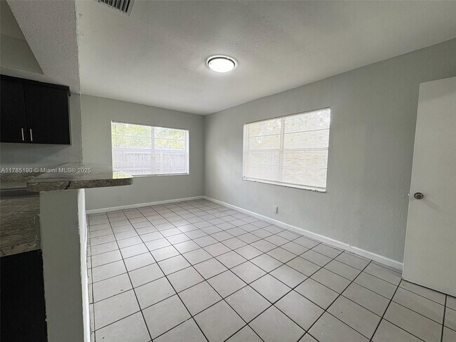 5411 NW 16th St-Unit -5411 in Lauderhill, FL - Building Photo - Building Photo