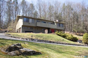 6 Cove Rd in Brookfield, CT - Building Photo