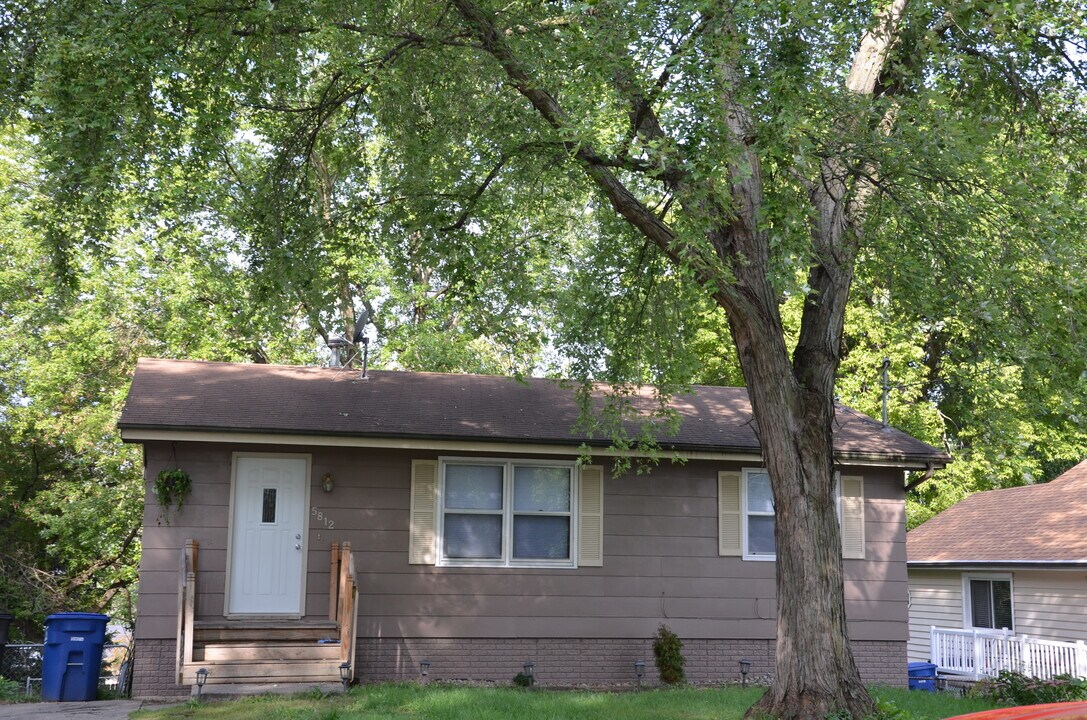5812 SW 3rd St in Des Moines, IA - Building Photo