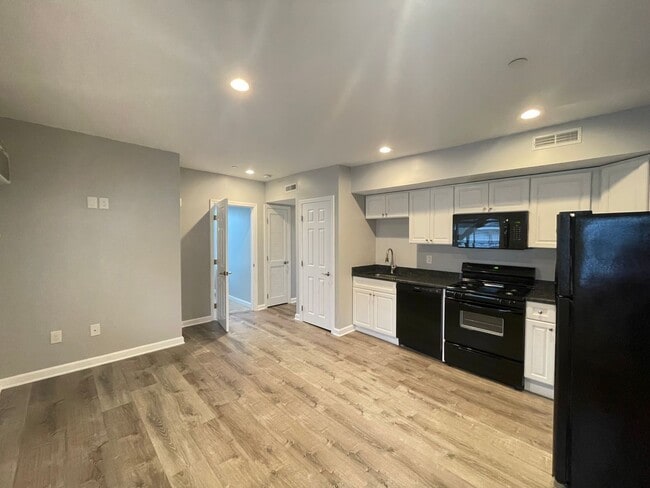 374 Amory St in Manchester, NH - Foto de edificio - Building Photo