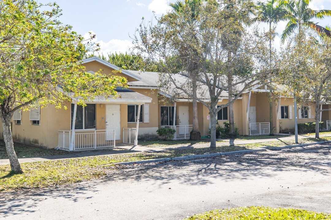 Verde Gardens in Homestead, FL - Building Photo