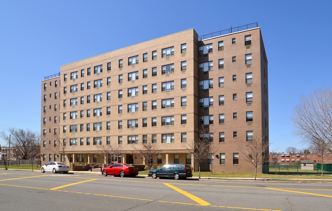 669 White Plains Rd in Bronx, NY - Foto de edificio - Building Photo