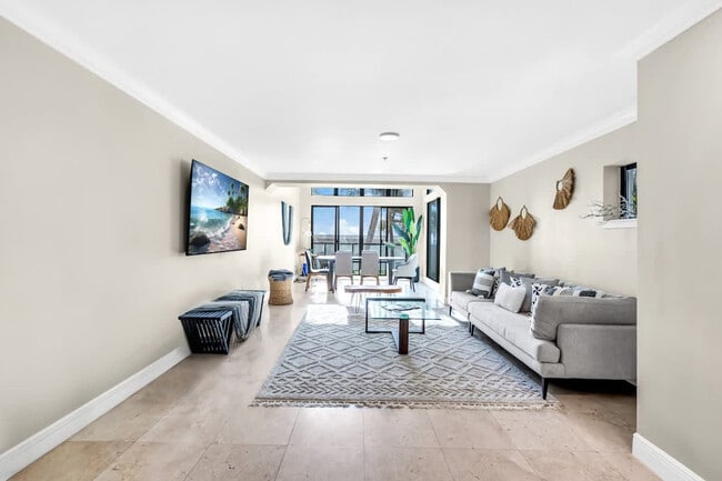 6345 Collins Ave in Miami Beach, FL - Foto de edificio - Building Photo