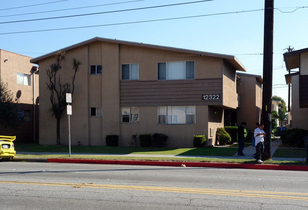 12322 Inglewood Ave in Hawthorne, CA - Foto de edificio