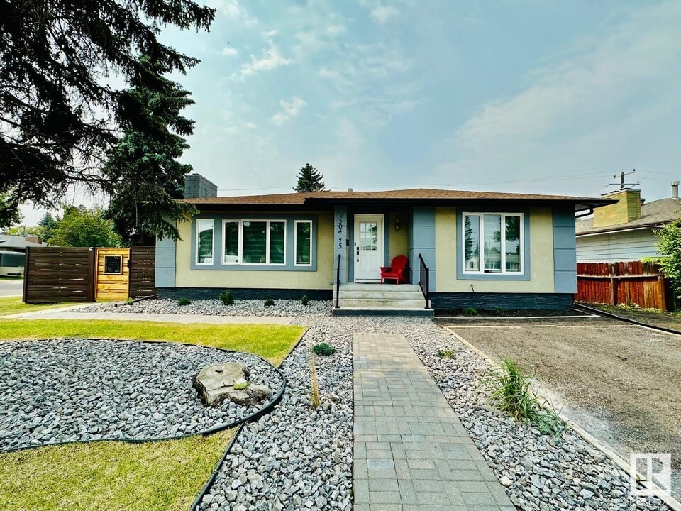 9504 75 Street NW in Edmonton, AB - Building Photo