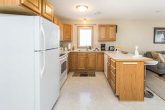 6382 13th St N in Oakdale, MN - Foto de edificio - Building Photo